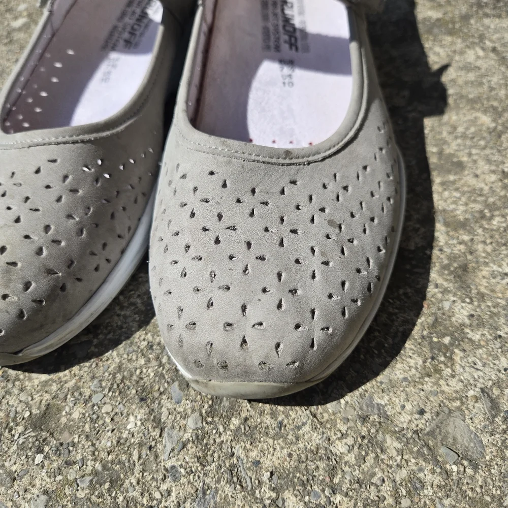 Women’s Mephisto Yelina Size 10 Perforated Flats‎ in Cloud Bucksoft